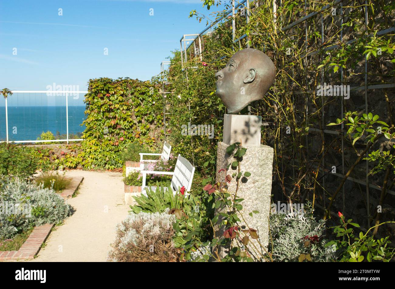 Jardin du Musée Christian Dior, Granville, Normandie, avec un buste du créateur de mode Christian Dior à droite. Banque D'Images