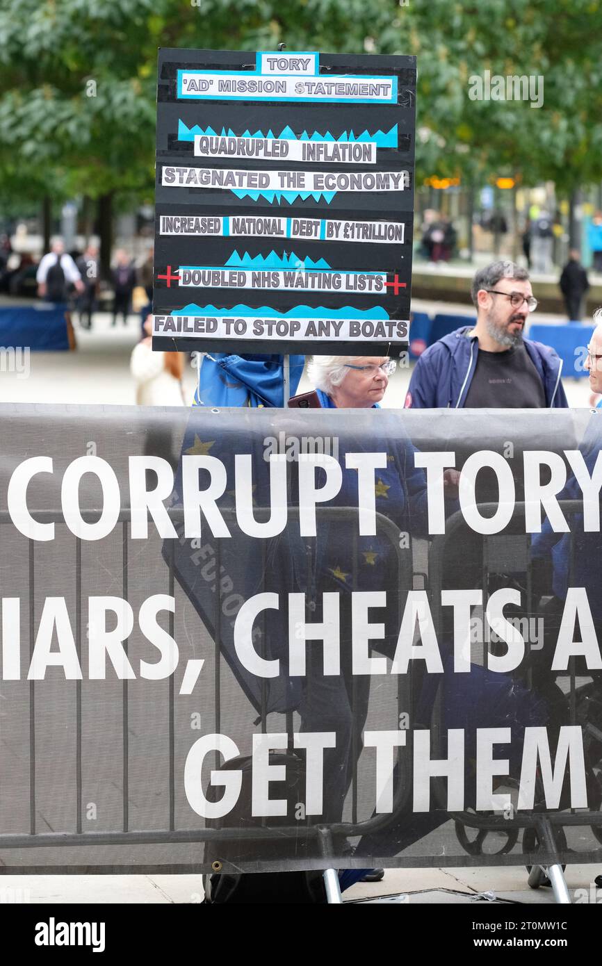 Manchester octobre 2023 manifestant devant la conférence du Parti conservateur avec une pancarte anti-tory Banque D'Images