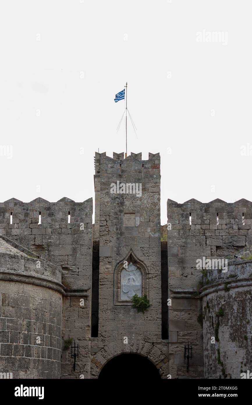 Gros plan de la porte d'Amboise situé dans le coin nord-ouest de la ville médiévale de Rhodes avec drapeau national de la Grèce sur le dessus Banque D'Images
