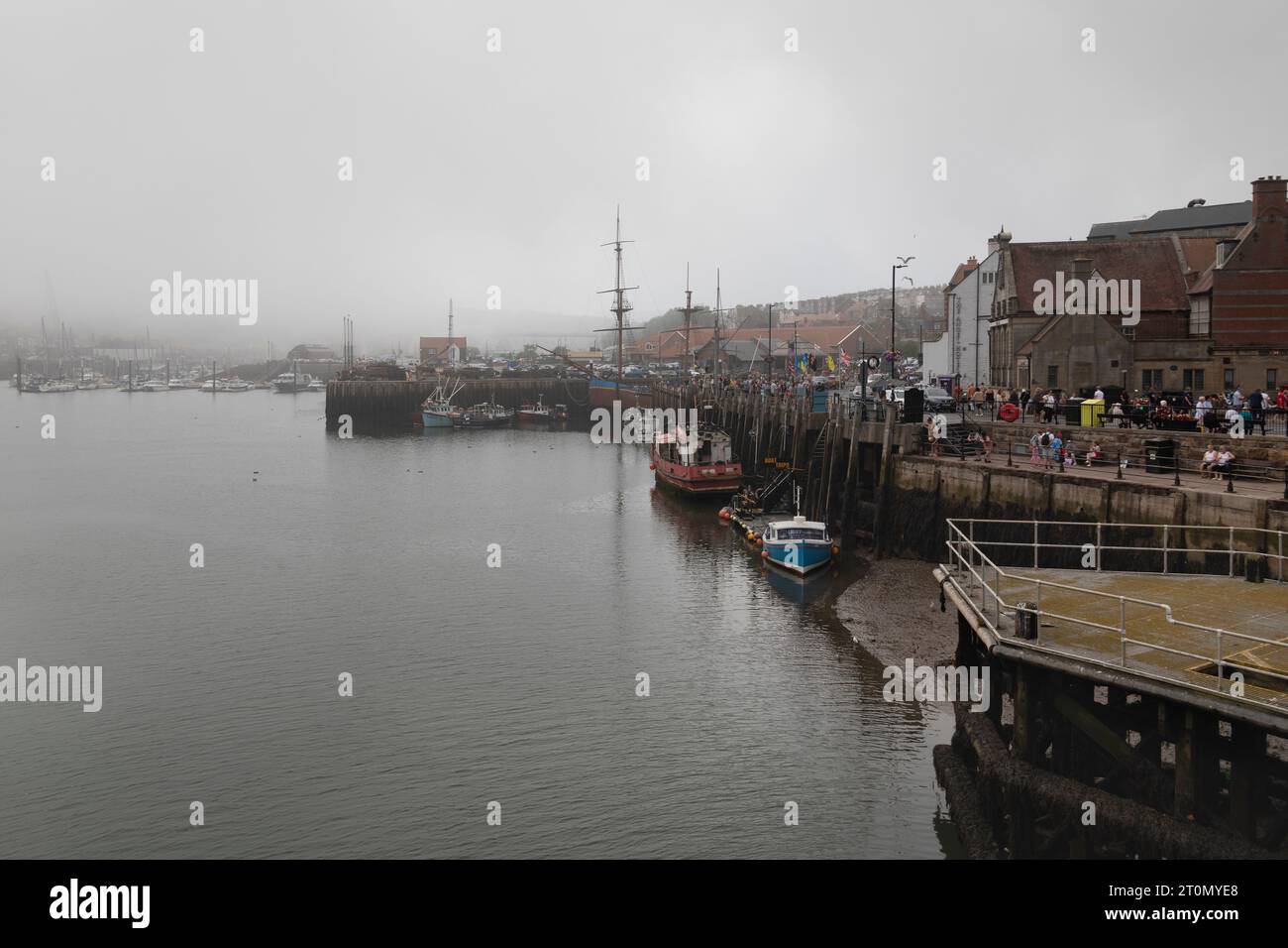 Whitby est une ville balnéaire du Yorkshire, dans le nord de l'Angleterre, divisée par la rivière Esk. Banque D'Images