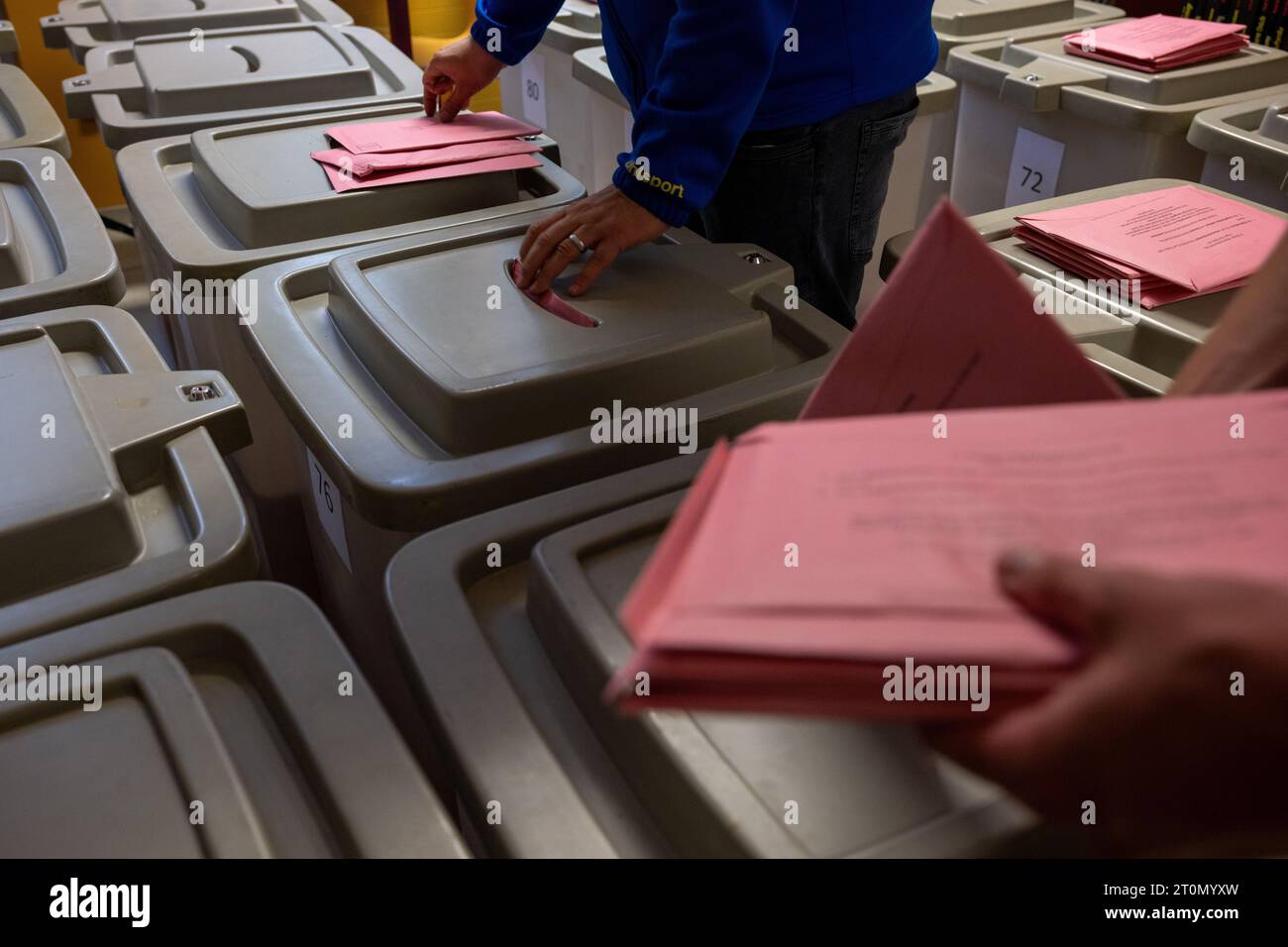 08 octobre 2023, Bavière, Cobourg : des lettres électorales sont distribuées dans les urnes individuelles des bureaux de vote absents en préparation du dépouillement. En Bavière, l'élection du 19e Parlement bavarois a lieu dimanche. Photo : Pia Bayer/dpa Banque D'Images