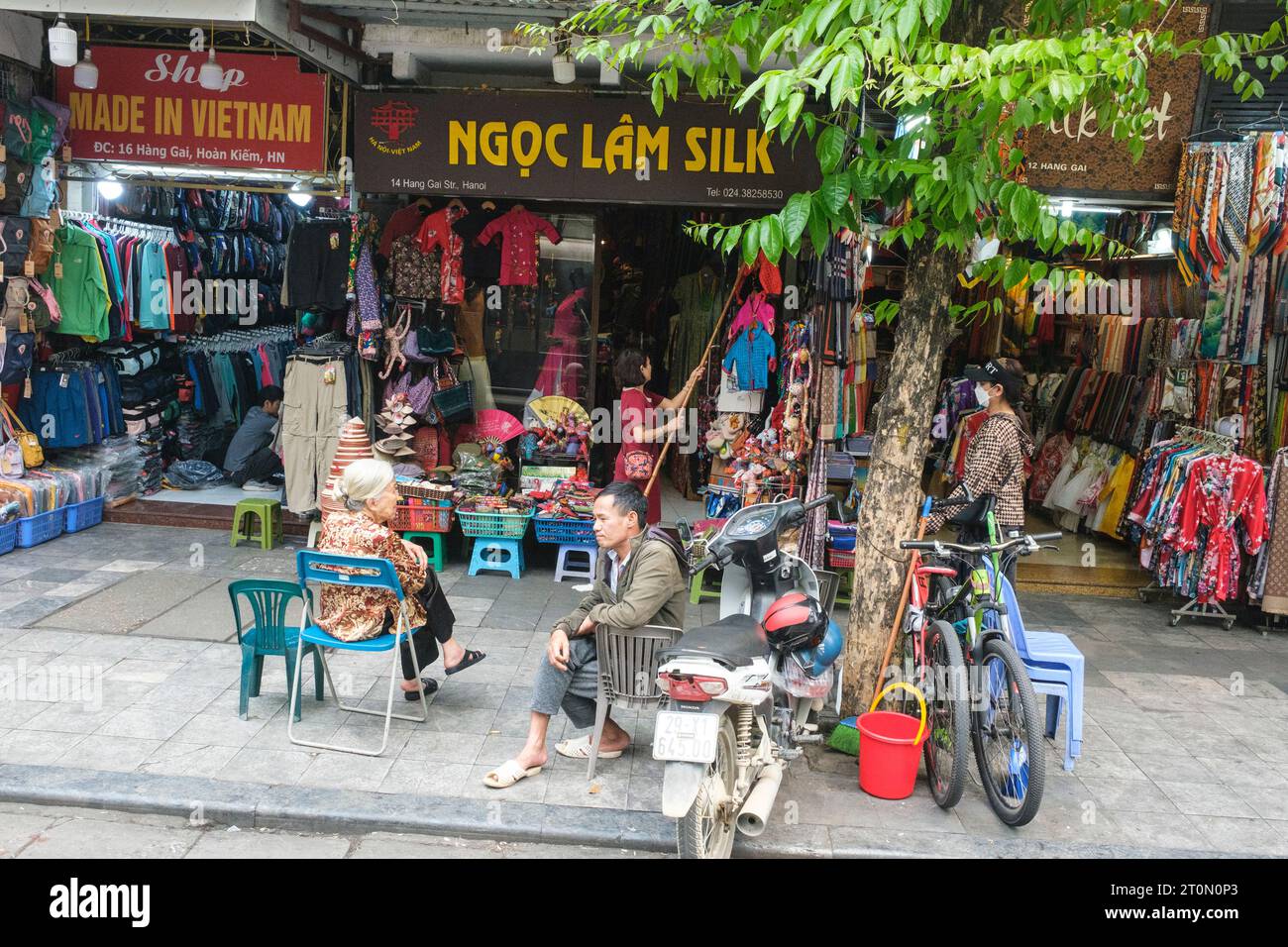 Hanoi, Vietnam. Scène de rue, vendeurs de vêtements. Banque D'Images