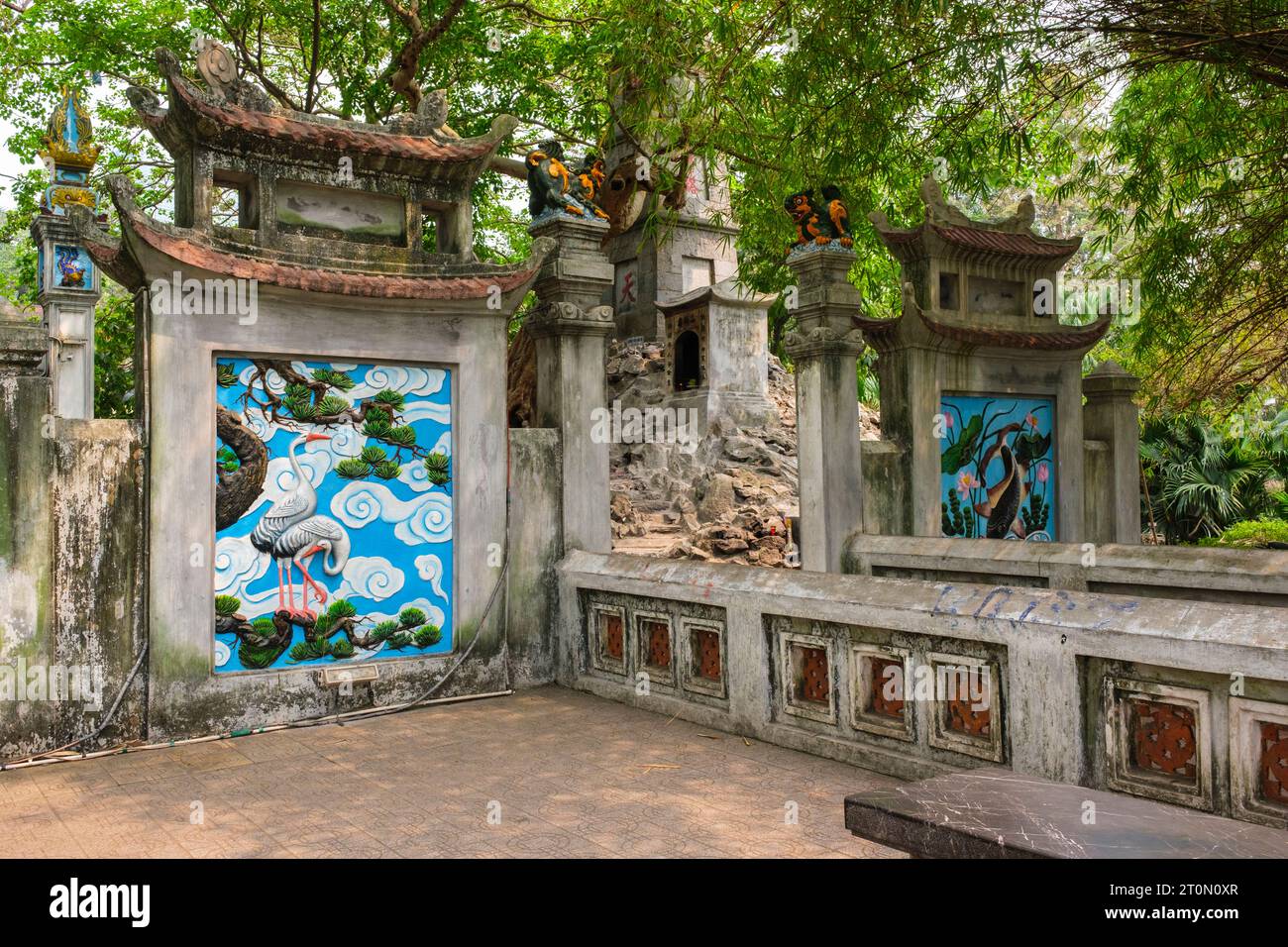 Hanoi, Vietnam. Temple Ngoc son, Temple de la montagne de Jade. Peintures murales près de l'entrée du Temple. Banque D'Images