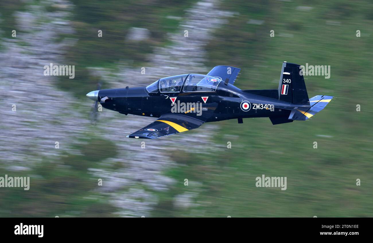 Royal Air Force Texan ZM340 de la RAF Valley formation au vol à basse altitude au pays de Galles Banque D'Images