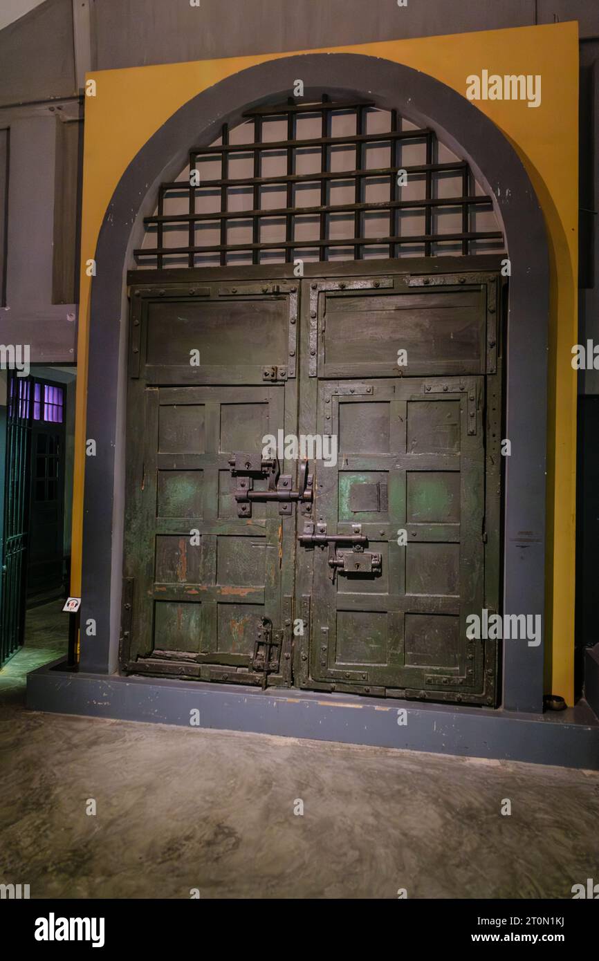 Hanoi, Vietnam. Hoa Lo prison, alias Hanoi Hilton pendant la guerre américano-vietnamienne. Porte originale de la période coloniale française. Banque D'Images