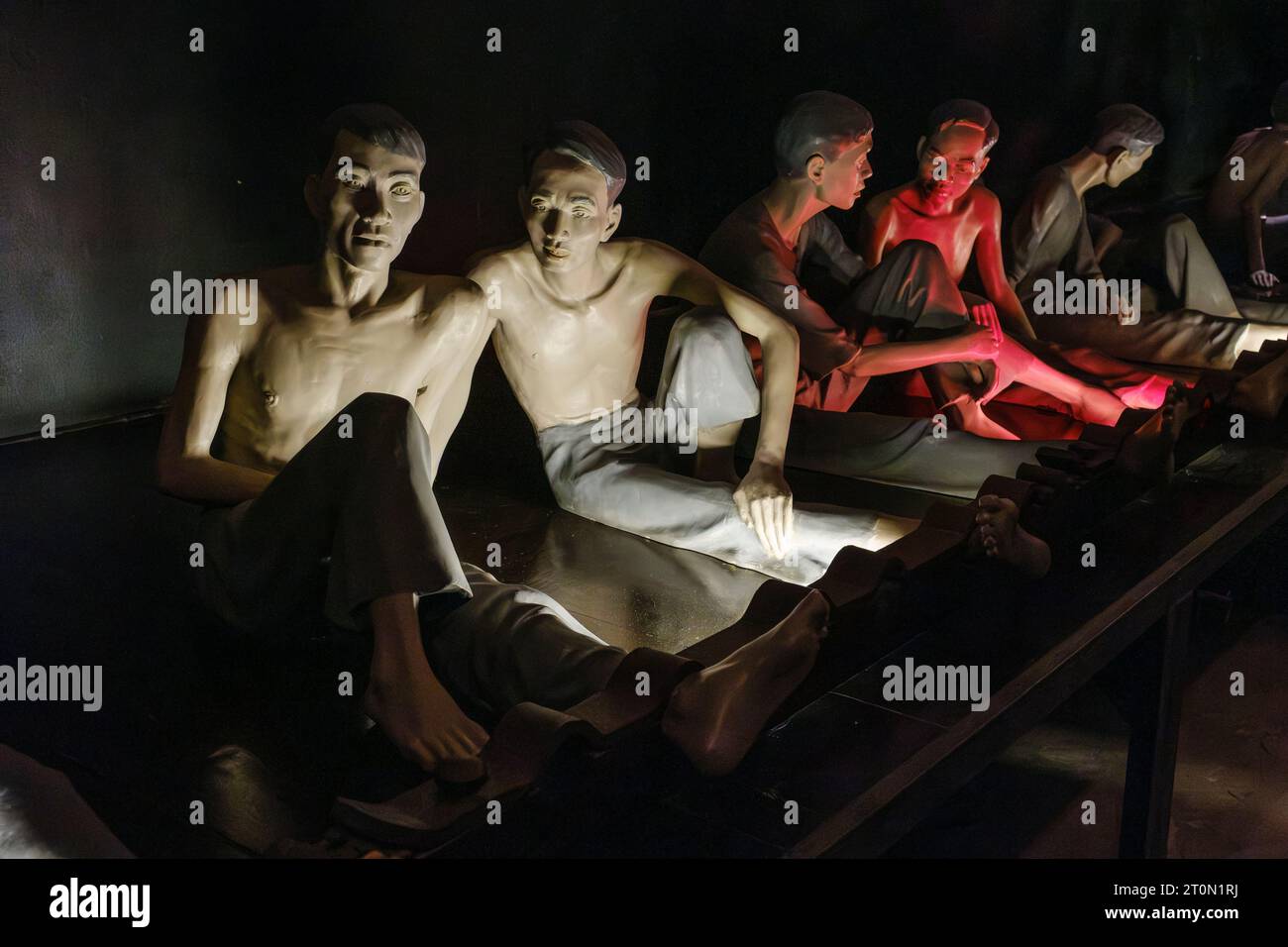 Hanoi, Vietnam. Hoa Lo prison, alias Hanoi Hilton pendant la guerre américano-vietnamienne. Sculptures montrant comment les Français ont retenu les prisonniers. Banque D'Images