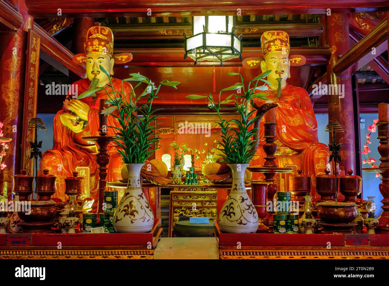 Hanoi, Vietnam. Temple de la Littérature, Van Mieu. Statues honorant les Desciples de Confucius. Banque D'Images