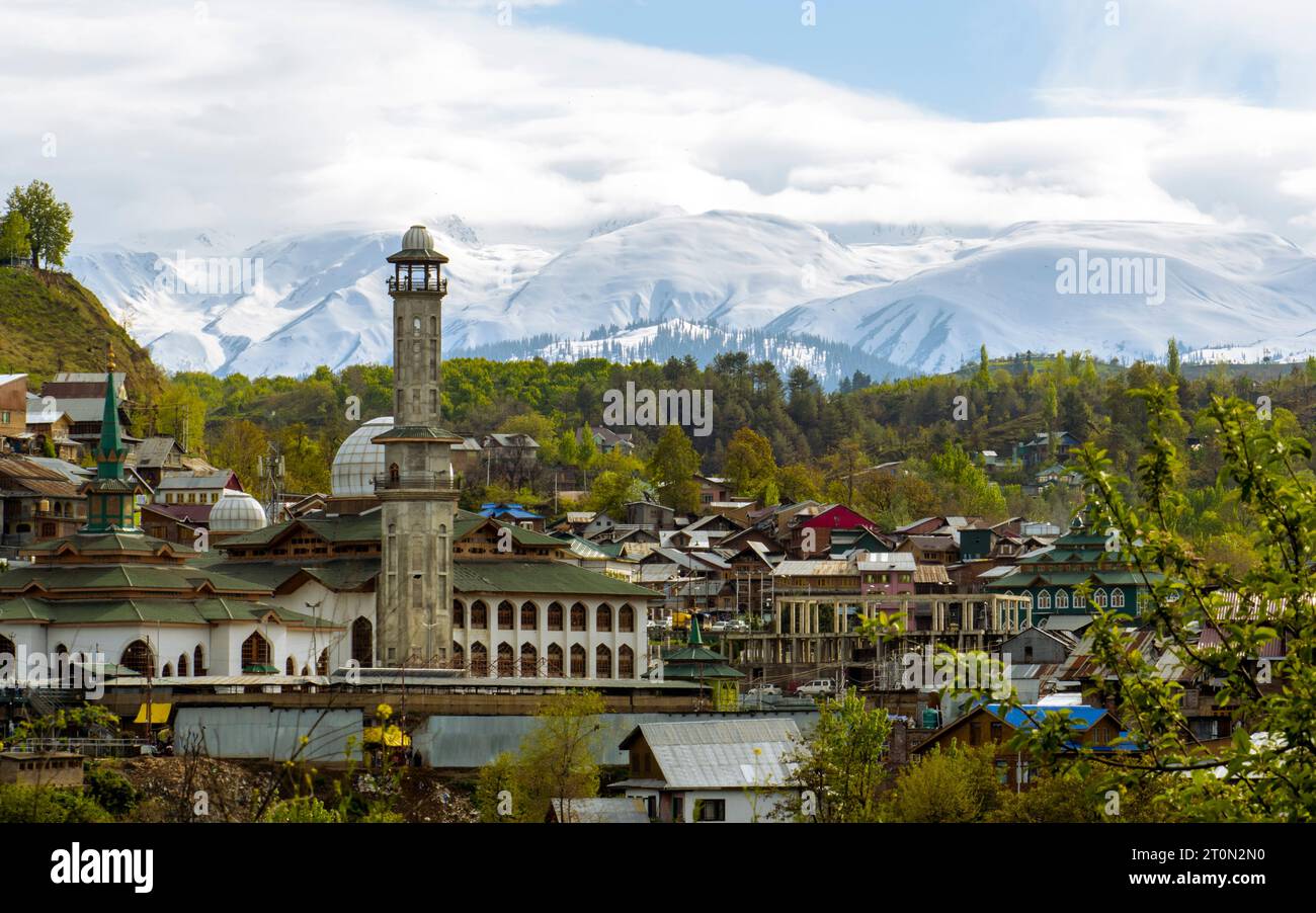 Village et mosquée au Cachemire, petit village avec belle montagne couverte de neige dans le backgroud, le plus beau paradis dans le monde Banque D'Images