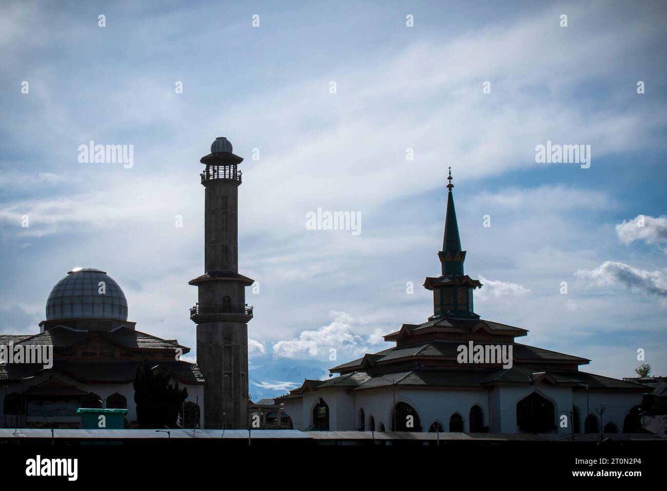 Village et mosquée au Cachemire, petit village avec belle montagne couverte de neige dans le backgroud, le plus beau paradis dans le monde Banque D'Images