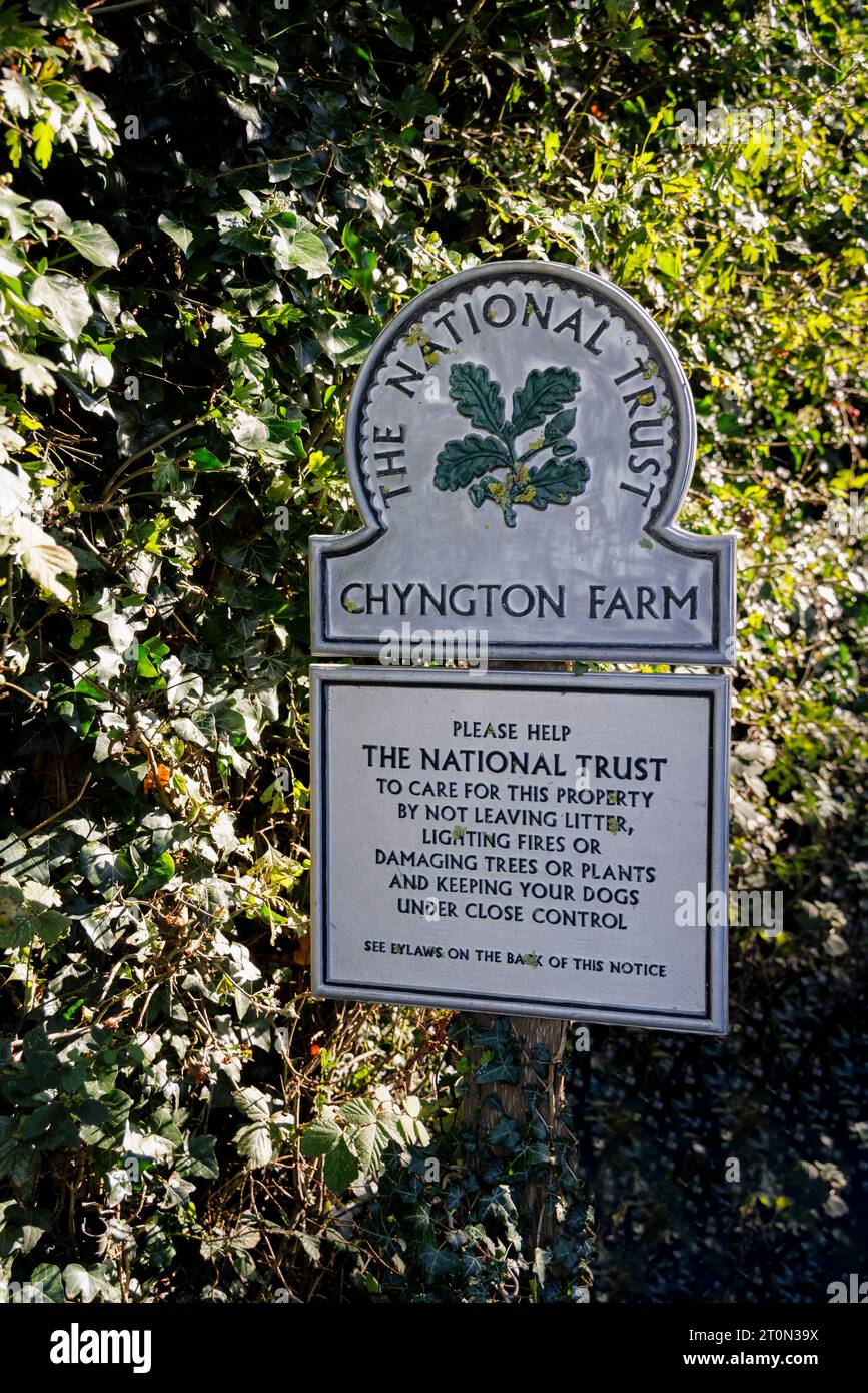 Panneau de nom du National Trust à Chyngton Farm dans la vallée de Cuckmere, sur les South Downs près de la réserve naturelle locale de Seaford Head à Seaford, East Sussex Banque D'Images