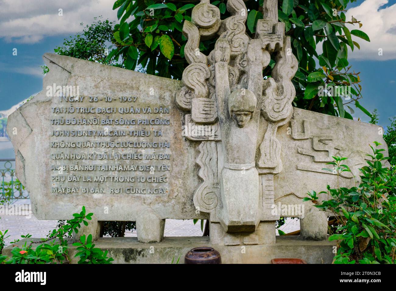 Hanoi, Vietnam. Mémorial John McCain sur la rive du lac truc Bach. Banque D'Images