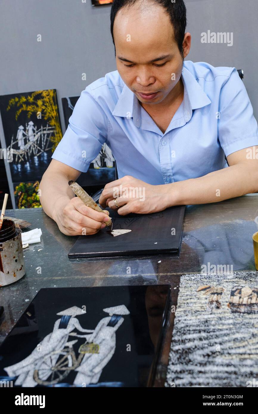 Hanoi, Vietnam. Artiste au travail avec Seashell fragments à Thu Huong Lacquer Factory. Banque D'Images