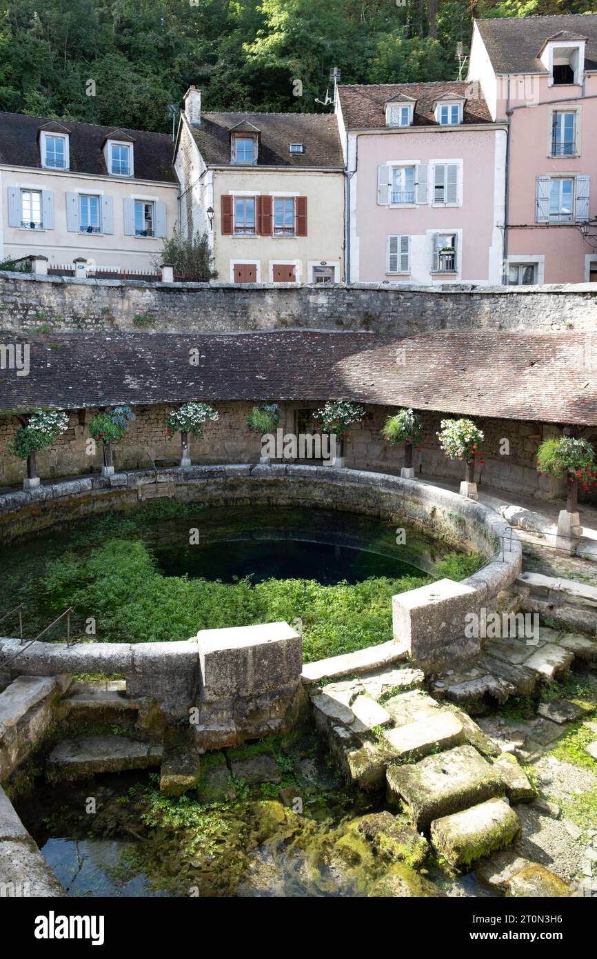 La Fosse Dionne à Tonnerre est une source karstique, alimentée par l'eau de pluie des collines environnantes avec son canal de drainage vers la rivière Armançon Banque D'Images