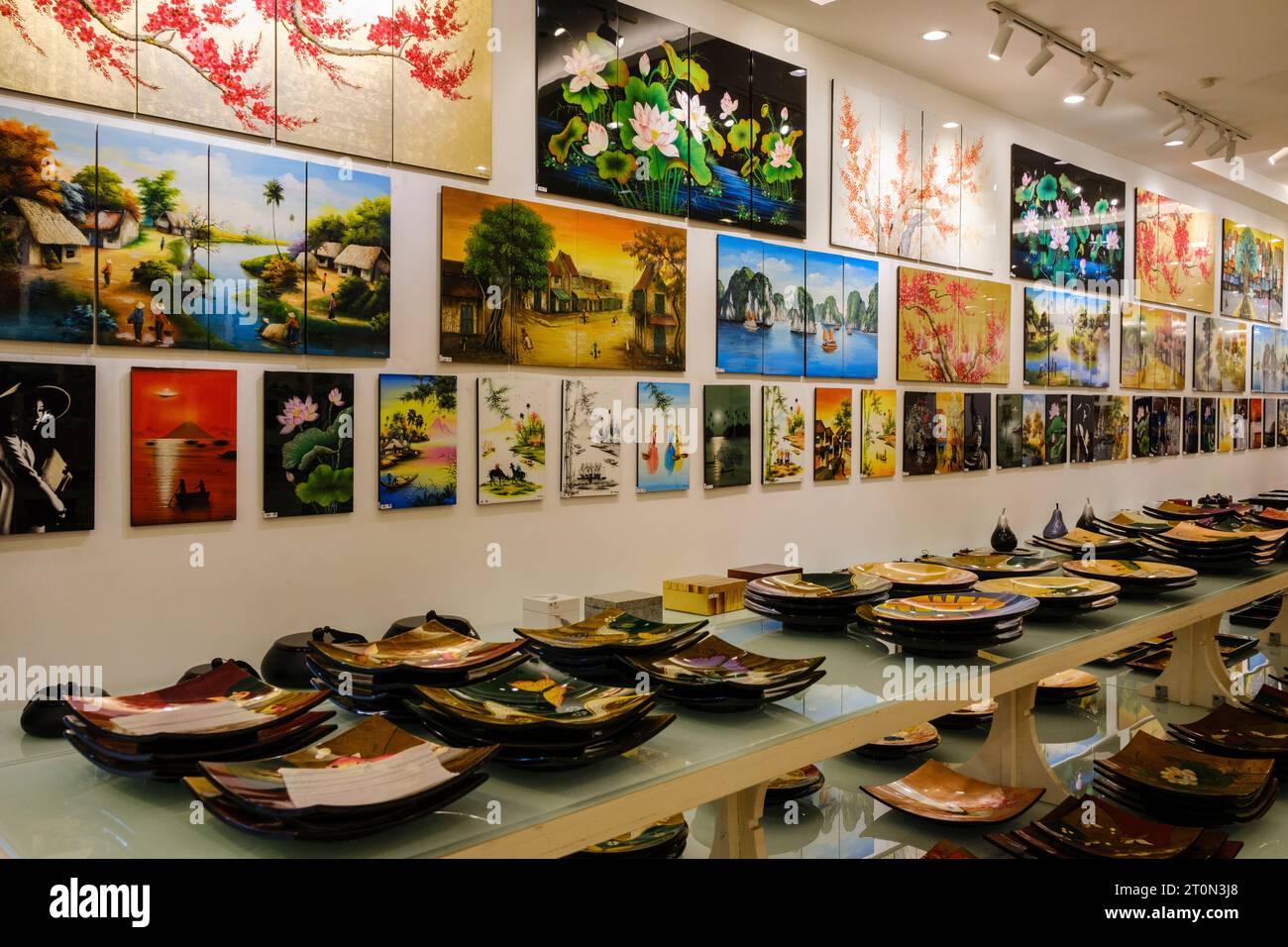 Hanoi, Vietnam. Peintures de laque, panneaux décoratifs et ustensiles exposés à l'usine de laque Thu Huong. Banque D'Images