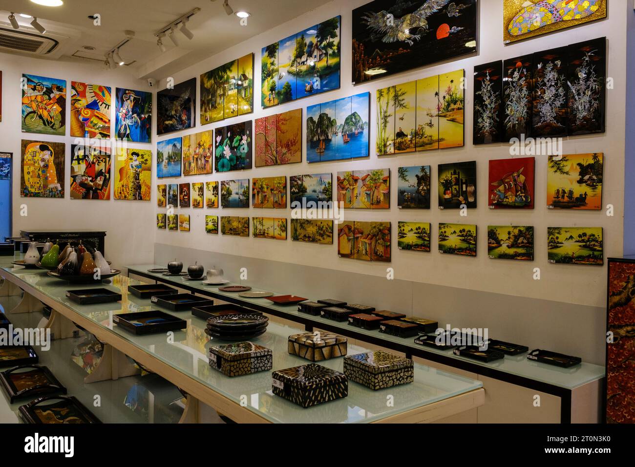 Hanoi, Vietnam. Peintures de laque, panneaux décoratifs et ustensiles exposés à l'usine de laque Thu Huong. Banque D'Images