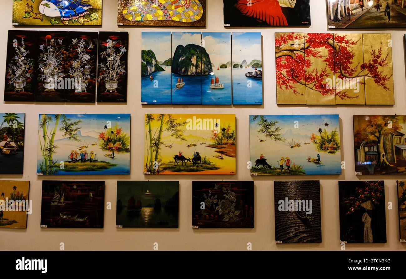 Hanoi, Vietnam. Peintures de laque et panneaux décoratifs exposés à l'usine de laque de Thu Huong. Banque D'Images