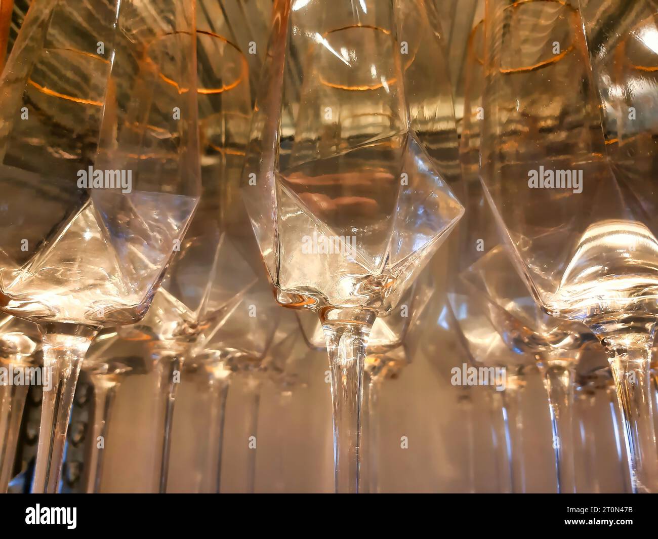 un ensemble de récipients en verre transparents et brillants, image rapprochée du haut Banque D'Images