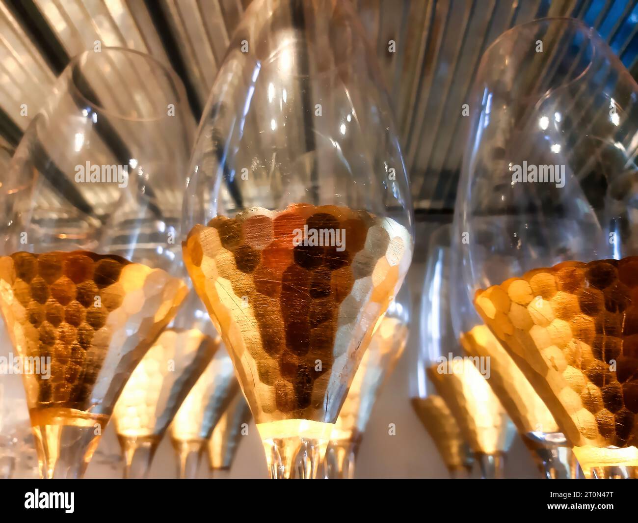 un ensemble de récipients en verre transparents et brillants, image rapprochée du haut Banque D'Images