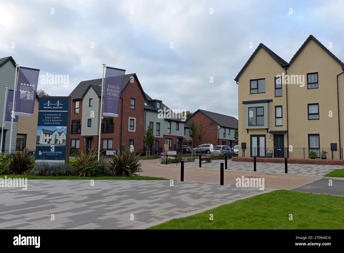 Logements neufs Showhome aux côtés de maisons nouvellement occupées dans le domaine résidentiel David Wilson Homes Brunel Quarter, Chepstow, septembre 2023 Banque D'Images
