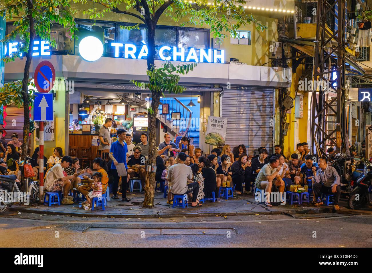 Hanoi, Vietnam. Clients en soirée au Sidewalk Coffee Shop en face de St. Cathédrale de Joseph. Banque D'Images