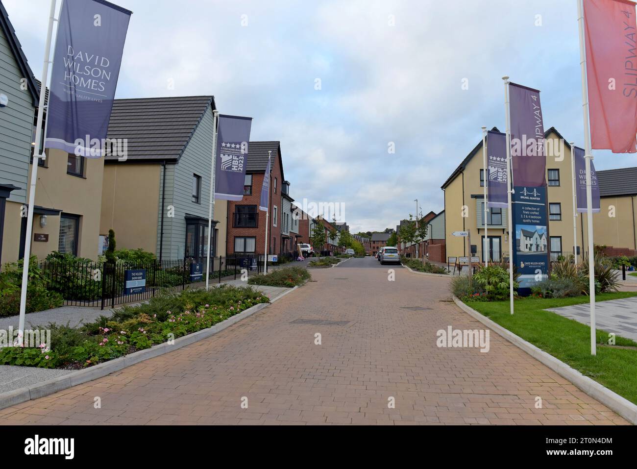 Logements neufs Showhome aux côtés de maisons nouvellement occupées dans le domaine résidentiel David Wilson Homes Brunel Quarter, Chepstow, septembre 2023 Banque D'Images