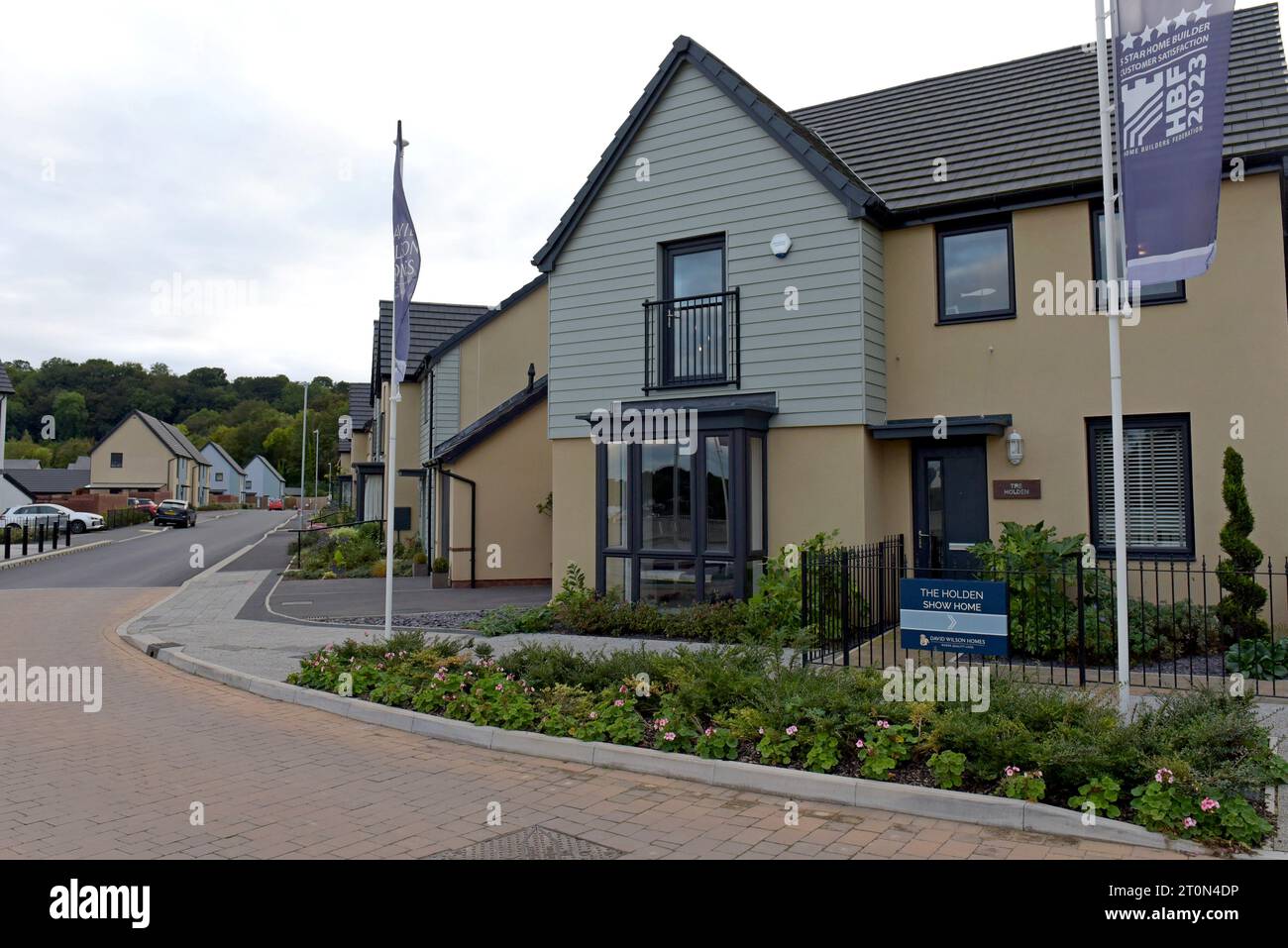 Logements neufs Showhome aux côtés de maisons nouvellement occupées dans le domaine résidentiel David Wilson Homes Brunel Quarter, Chepstow, septembre 2023 Banque D'Images