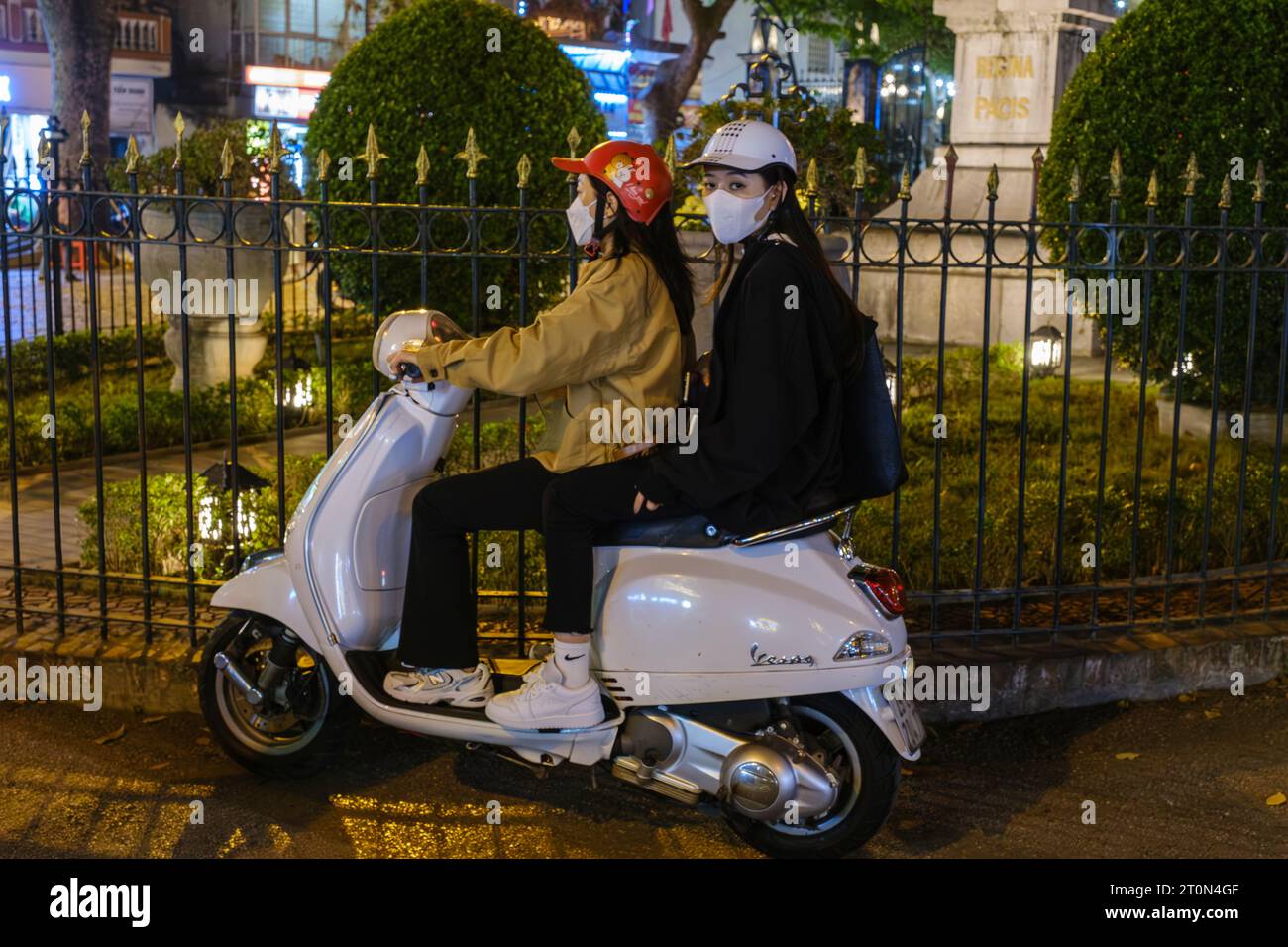 Hanoi, Vietnam. Jeunes femmes en moto. Banque D'Images
