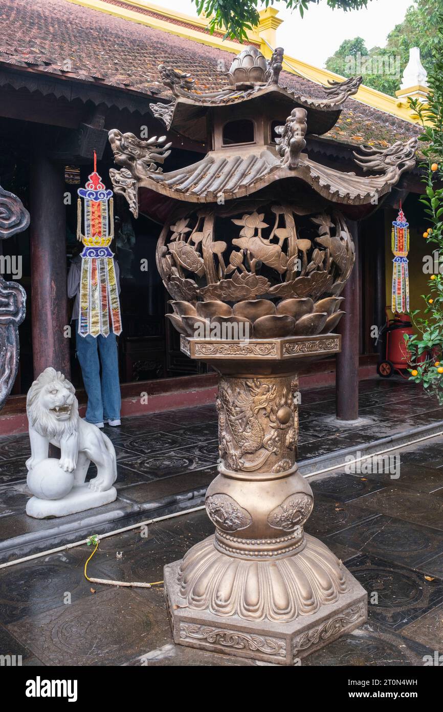 Hanoi, Vietnam. Pagode TRAN Quoc, le plus ancien temple bouddhiste de Hanoi. Lanterne, cour intérieure. Banque D'Images