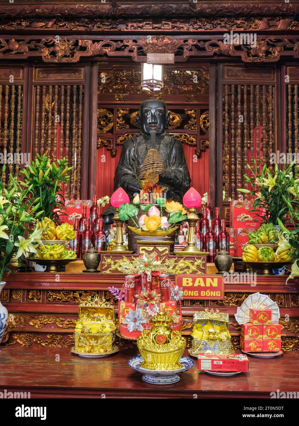 Hanoi, Vietnam. Temple Quan Thanh, un temple taoïste. Offrandes devant la statue de Tran vu (nom vietnamien), ou Xuan Wu (nom chinois). Banque D'Images