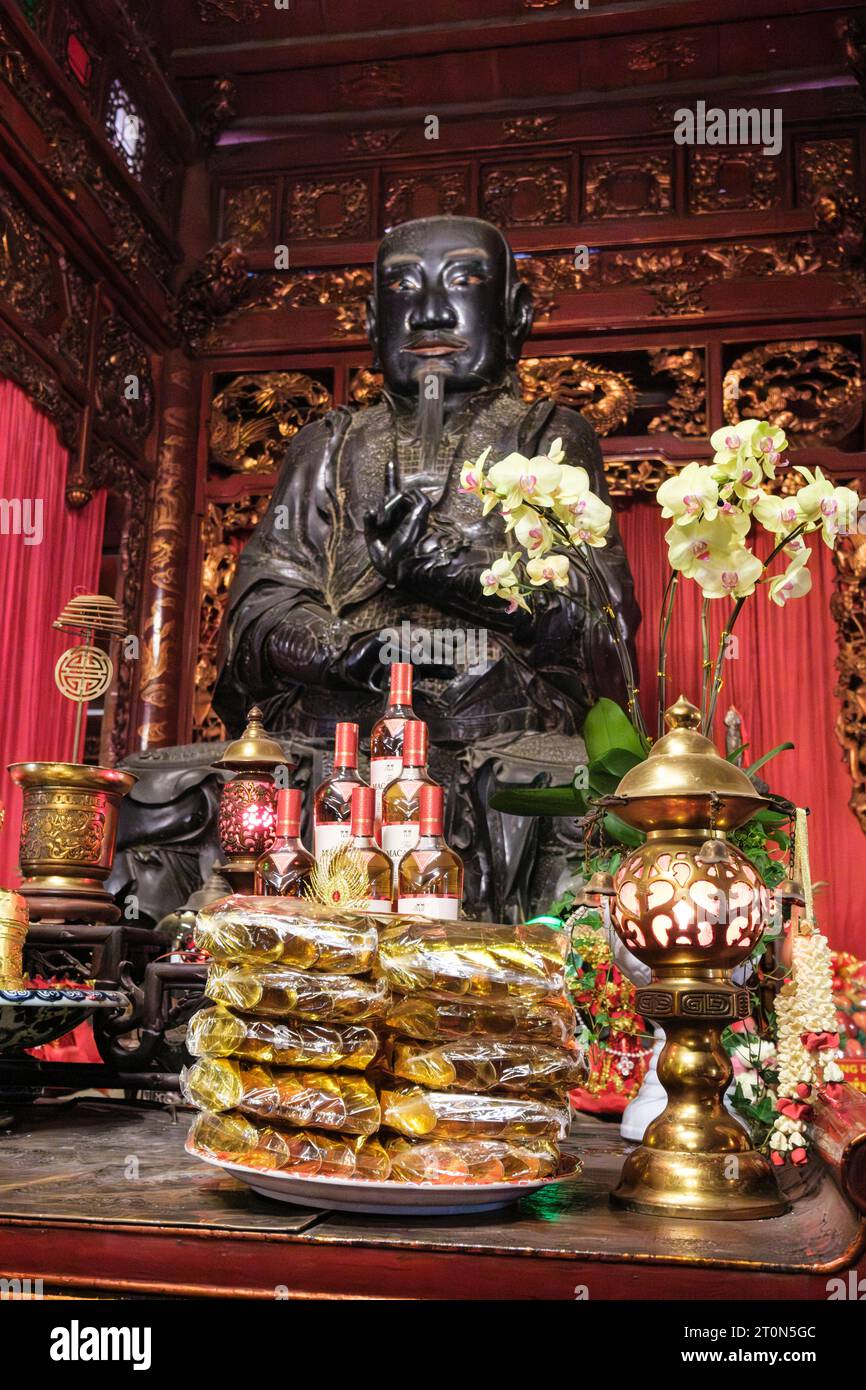 Hanoi, Vietnam. Temple Quan Thanh, un temple taoïste. Offrandes devant la statue de Tran vu (nom vietnamien), ou Xuan Wu (nom chinois). Banque D'Images