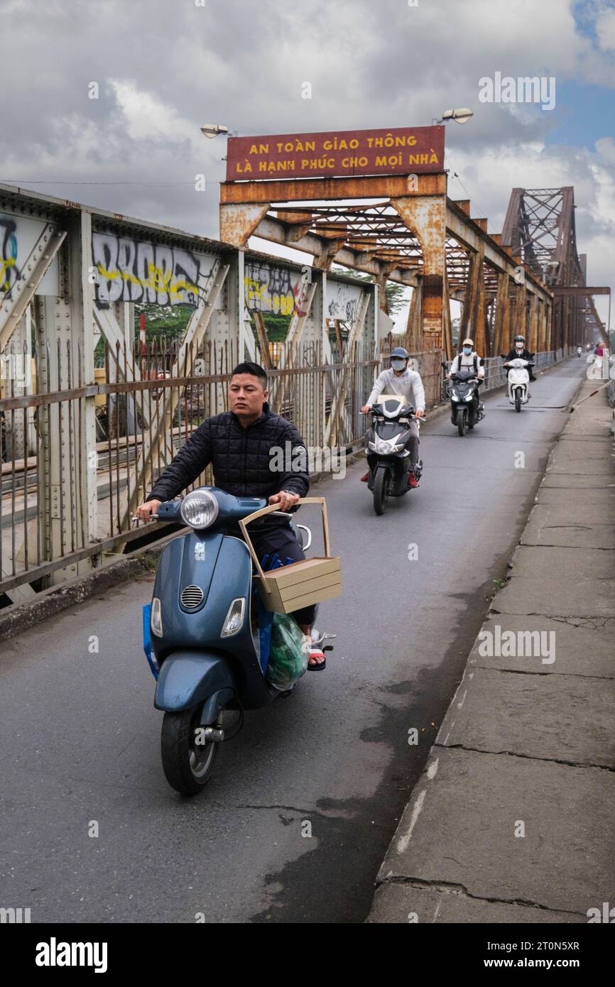 Hanoi, Vietnam. Trafic moto long bien Bridge. Banque D'Images