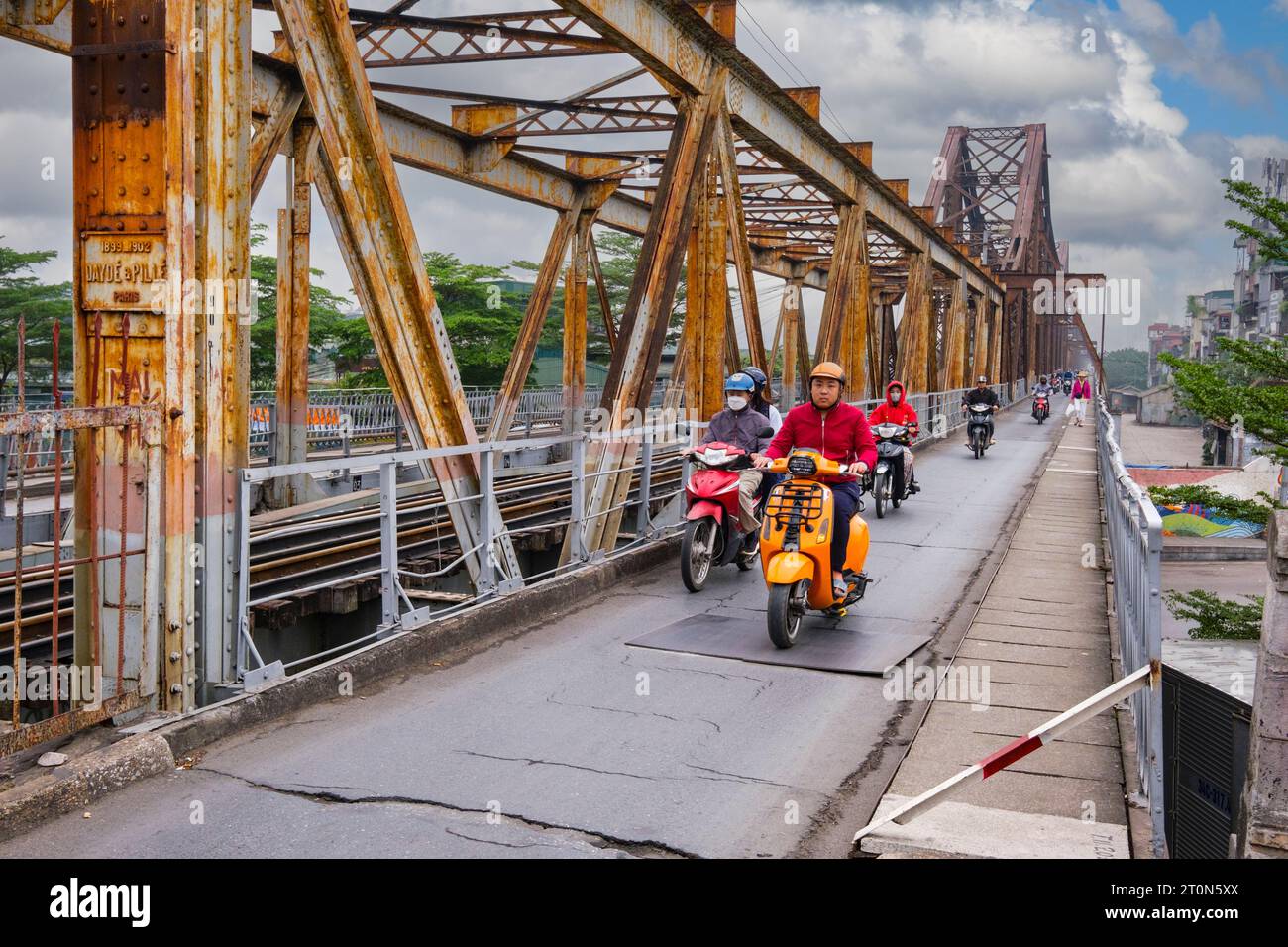 Hanoi, Vietnam. Trafic moto long bien Bridge. Banque D'Images