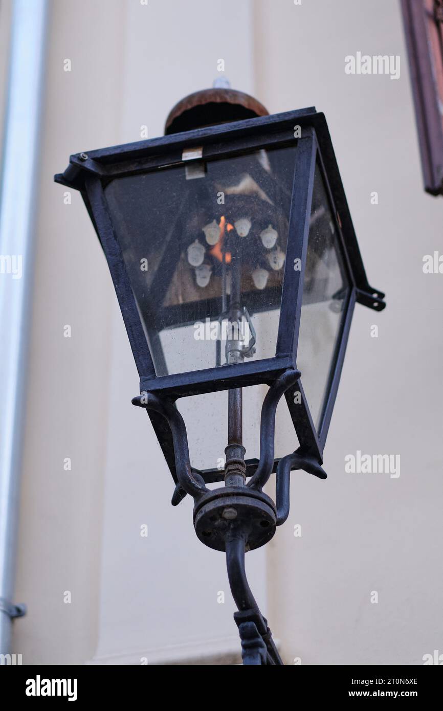 Zagreb, Croatie. 20 septembre 2023. Tomislav Deak et Sasa Alavanja lampes à gaz tous les soirs dans la ville haute de Zagreb. Zagreb est l'une des trois villes européennes qui ont encore des lampes à gaz fonctionnelles, 214 d'entre elles, pour être exact. Les Lamplighters appelaient nazigaci des lanternes enchanteresses toujours allumées à la main dans la ville haute de zagreb chaque nuit et les éteignaient chaque matin à Zagreb, le 23 septembre 2023. Photo : Tomislav Miletic/PIXSELL crédit : Pixsell/Alamy Live News Banque D'Images