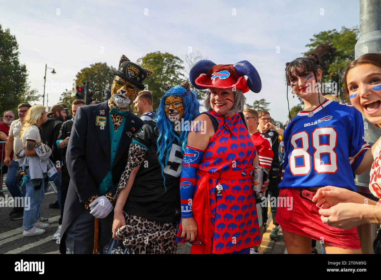 Tottenham Hotspur Stadium, Londres, Royaume-Uni. 8 octobre 2023. NFL UK football, Jacksonville Jaguars contre Buffalo Bills ; fans à l'extérieur du stade crédit : action plus Sports/Alamy Live News Banque D'Images