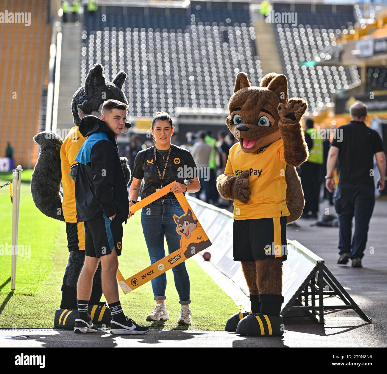 Wolverhampton, Royaume-Uni. 8 octobre 2023 ; Molineux Stadium, Wolverhampton, West Midlands, Angleterre; premier League football, Wolverhampton Wanderers contre Aston Villa ; les mascottes Wolves se préparent à accueillir les fans crédit : action plus Sports Images/Alamy Live News crédit : action plus Sports Images/Alamy Live News Banque D'Images