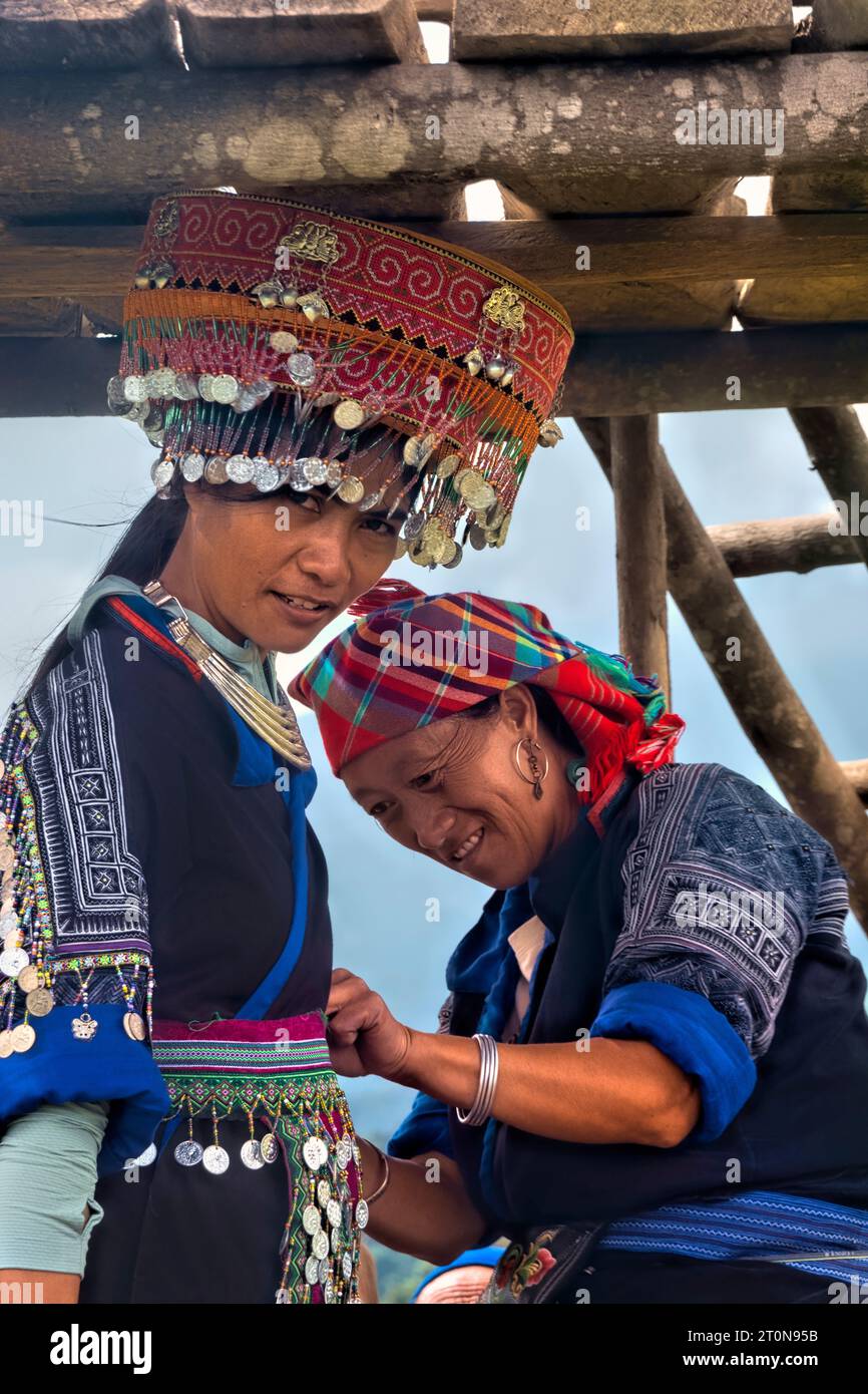 Touriste s'habillant dans les vêtements traditionnels Flower Hmong, Mu Cang Chai, yen Bai, Vietnam Banque D'Images