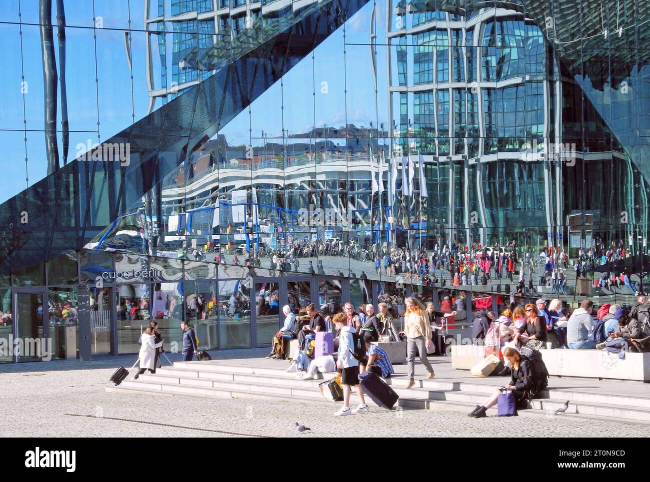 Buntes Treiben am Cube Berlin am Hauptbahnhof *** agitation colorée au Cube Berlin à la gare centrale crédit : Imago/Alamy Live News Banque D'Images