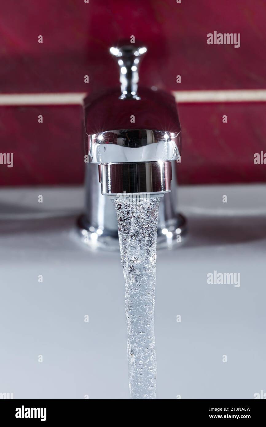 Un jet d'eau propre d'un robinet.Closeup. Banque D'Images