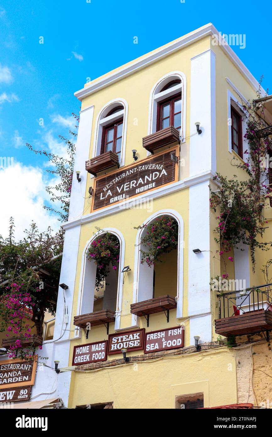 La Veranda grill House restaurant -taverne situé dans un bâtiment traditionnel rhodien dans la ville de Rhodes, vieille ville Banque D'Images
