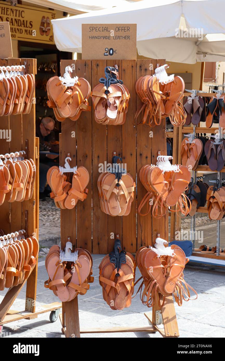 Sandales en cuir faites à la main affichées sur un support en bois pour l'achat à la ville de Rhodes, vieille ville Banque D'Images