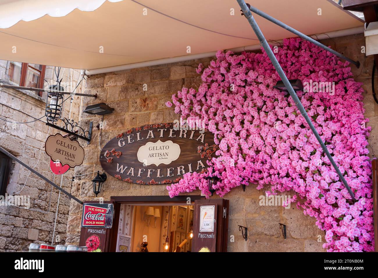 Gelataria - Waffleria, un magasin de desserts dans la ville de Rhodes, marché de la vieille ville, panneau d'entrée avant et closeup de conception de fleurs Banque D'Images