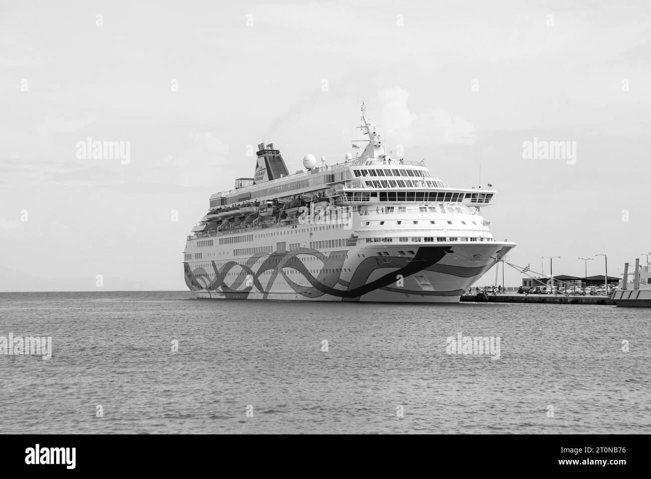 Mano Maritime Cruise, Crown Iris bateau amarré à Rhodes, Grèce port de croisière quai en noir et blanc Banque D'Images
