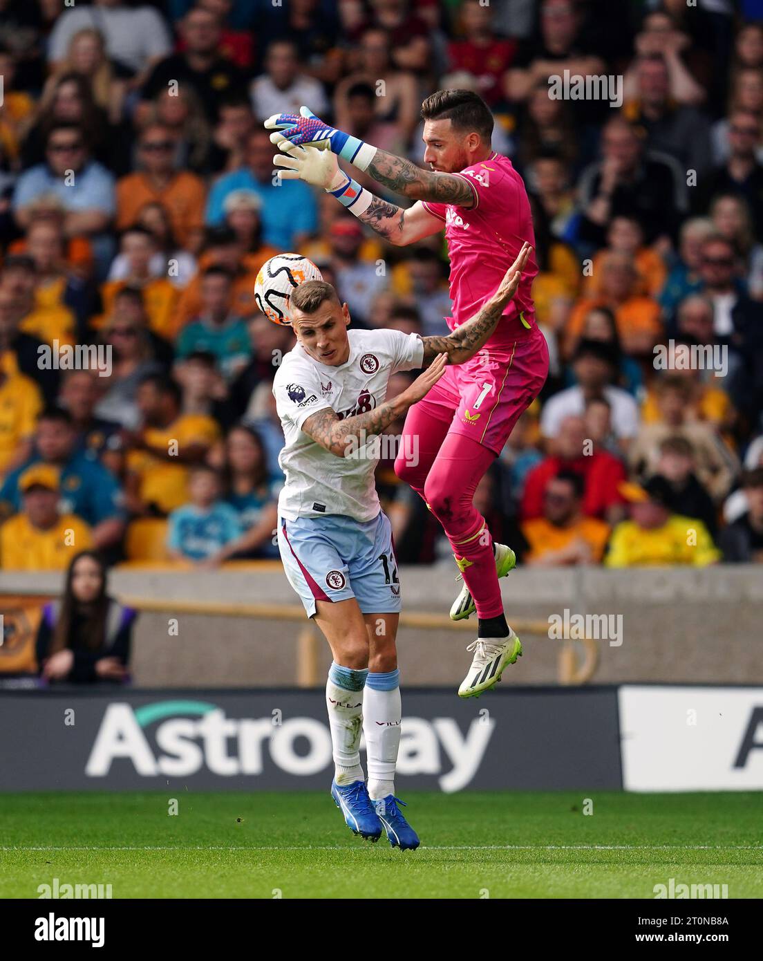 Le gardien de Wolverhampton Wanderers Jose sa lâche le ballon alors qu'il est défié par Lucas digne d'Aston Villa lors du match de Premier League à Molineux, Wolverhampton. Date de la photo : dimanche 8 octobre 2023. Banque D'Images