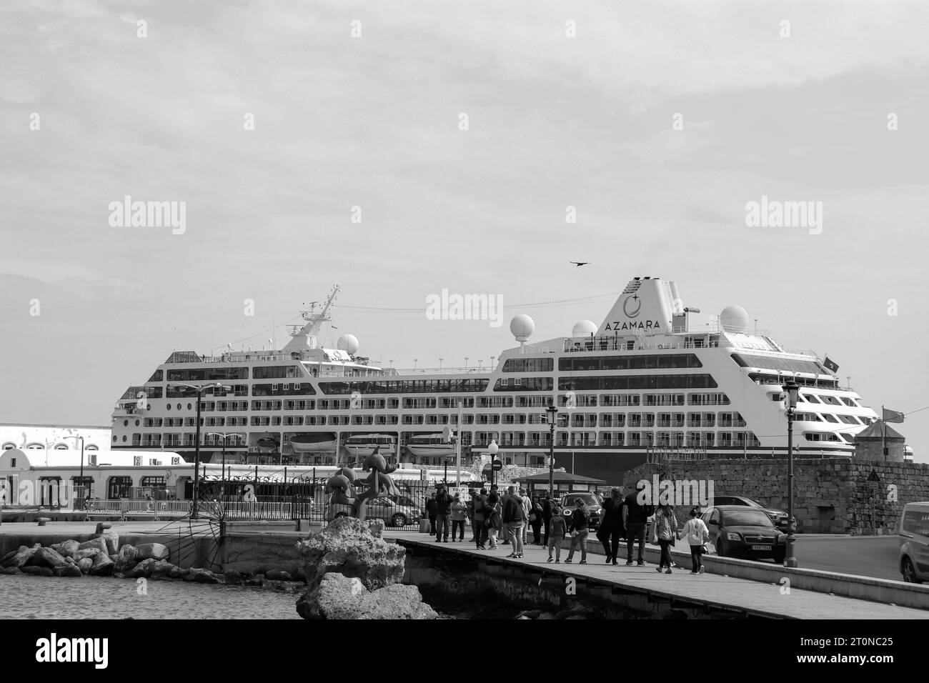 Navire de croisière Azamara Pursuit amarré au port de Rhodes en noir et blanc Banque D'Images