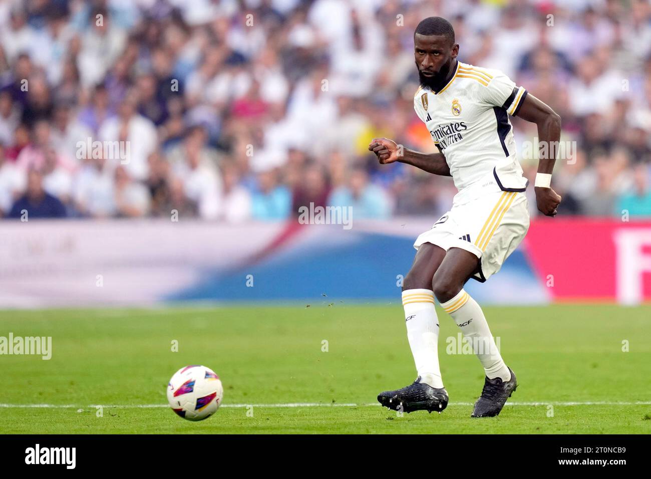 Antonio Rudiger du Real Madrid CF lors du match de Liga entre le Real Madrid et le CA Osasuna a joué au stade Santiago Bernabeu le 7 octobre 2023 à Madrid, Espagne. (Photo Cesar Cebolla / PRESSINPHOTO) Banque D'Images