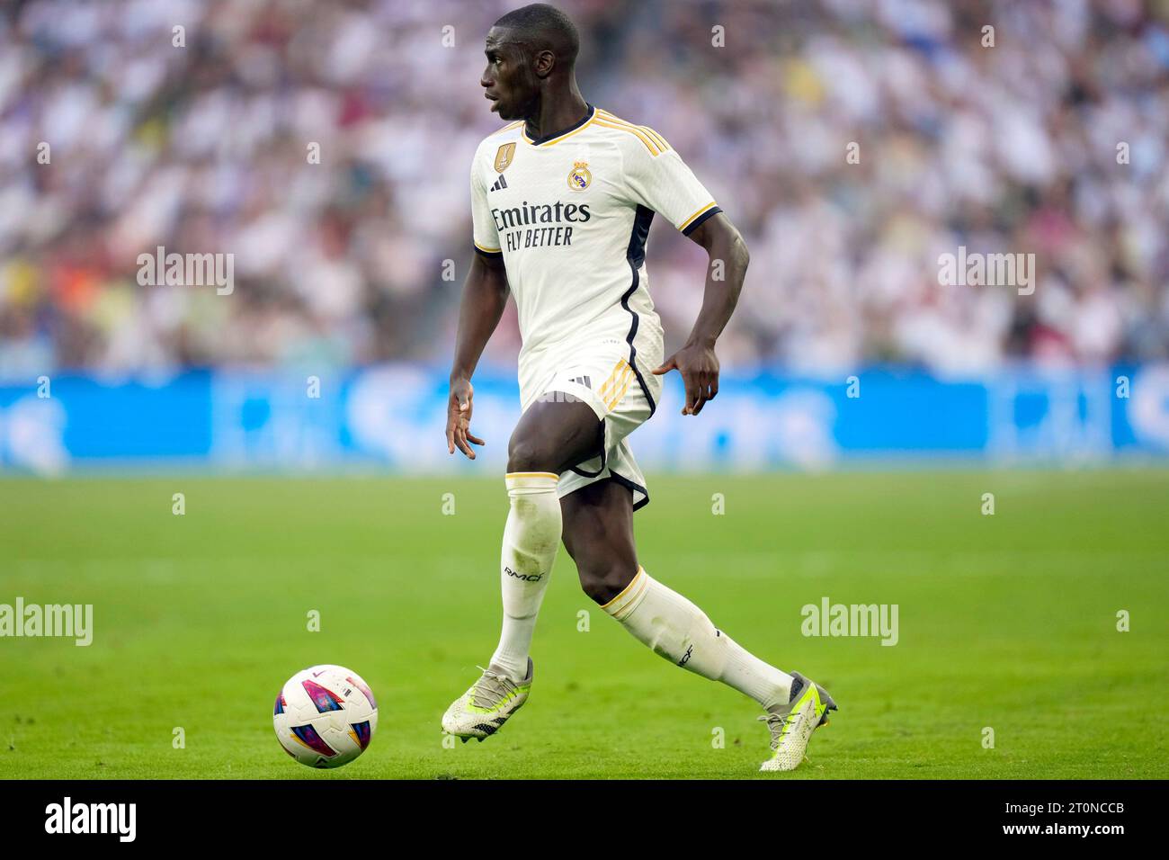 Ferland Mendy du Real Madrid CF lors du match de Liga entre le Real Madrid et le CA Osasuna a joué au stade Santiago Bernabeu le 7 octobre 2023 à Madrid, Espagne. (Photo Cesar Cebolla / PRESSINPHOTO) Banque D'Images