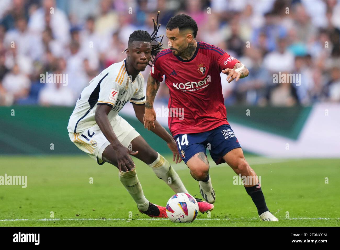 Ruben Garcia du Club Atletico Osasuna et Eduardo Camavinga du Real Madrid CF lors du match de Liga entre le Real Madrid et le CA Osasuna ont joué au stade Santiago Bernabeu le 7 octobre 2023 à Madrid, Espagne. (Photo Cesar Cebolla / PRESSINPHOTO) Banque D'Images