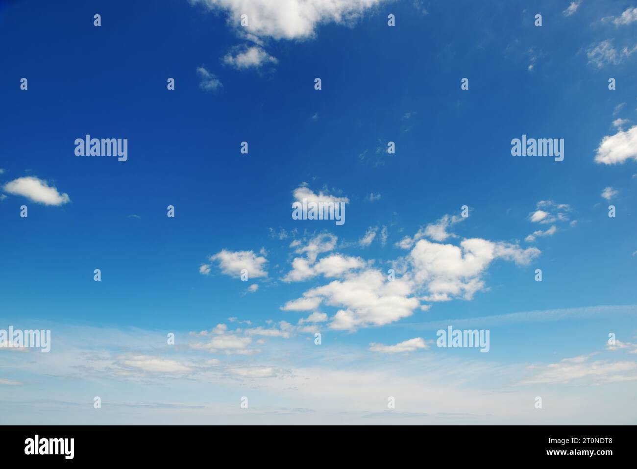 Les nuages blancs sur le ciel bleu Banque D'Images