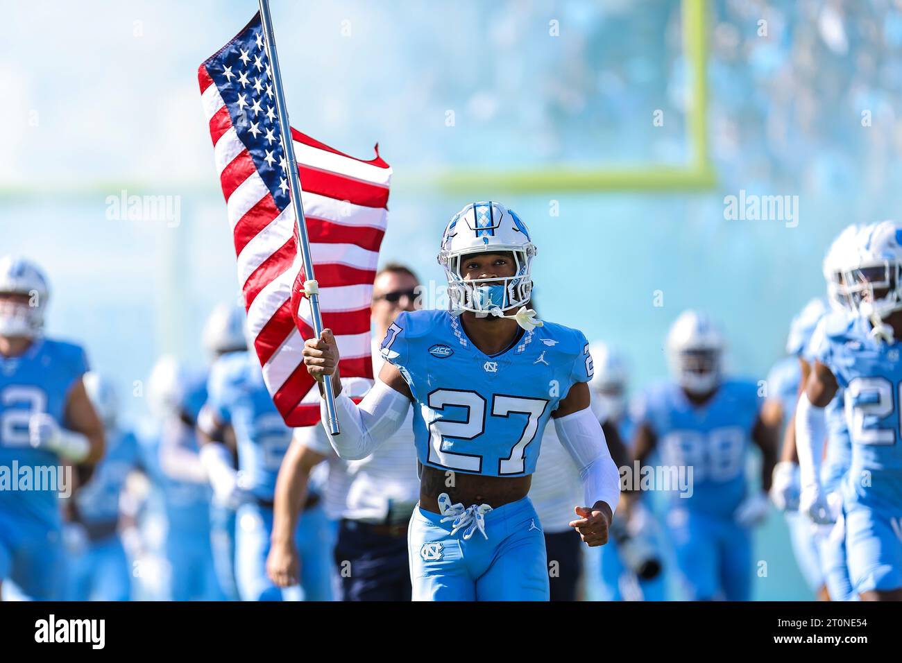 Octobre 7,2023 : Michael Hall (27), premier étudiant de Caroline du Nord, fait apparaître le drapeau comme champ d'entrée de l'UNC. Match de football NCAA entre l'université de Syracuse et l'université de Caroline du Nord, au Kenan Memorial Stadium, Chapel Hill, Caroline du Nord. David Beach/CSM Banque D'Images