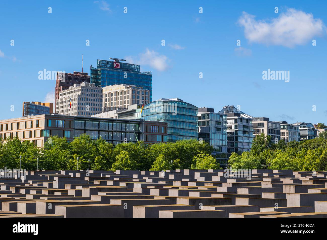 Berlin, Allemagne - 8 août 2021 : Skyline du centre-ville au-dessus du Mémorial des Juifs assassinés d'Europe ou Mémorial de l'Holocauste, quartier central de Mitte. Banque D'Images